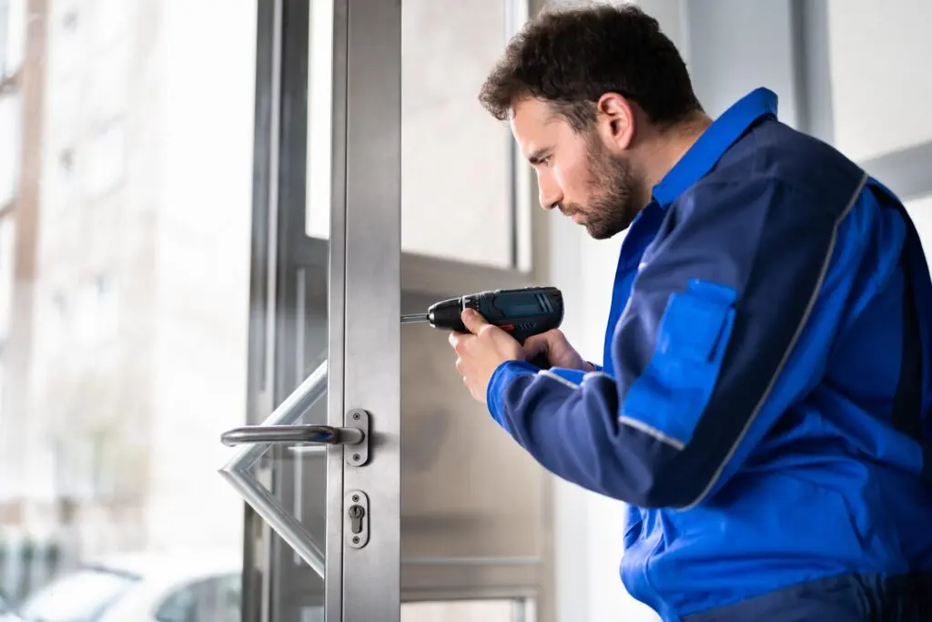 locksmith man repairing (2)
