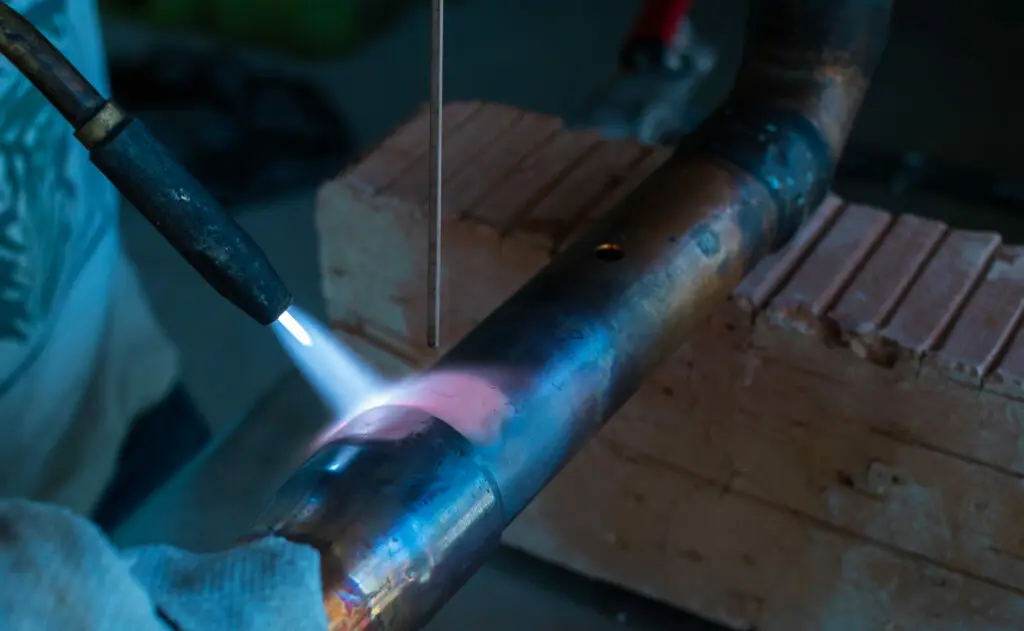 soldering copper pipes with gas burner (1)
